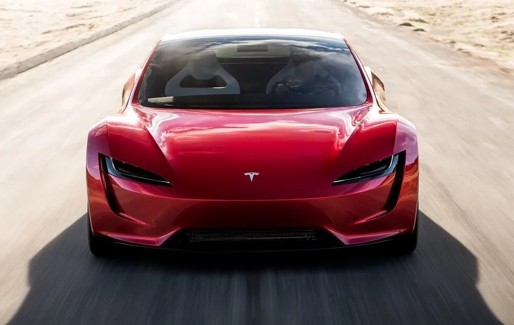 Во многом вдохновителем дизайна выступила Tesla Roadster, которая еще не вышла на рынок